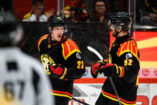 Brynäs Oskar Lindblom och Jack Kopacka jublar