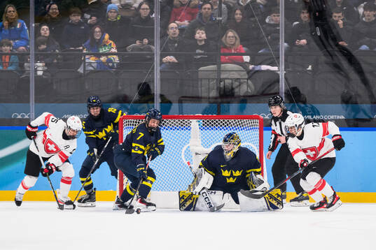 Mira Jungåker and goaltender Ebba Svensson Träff of