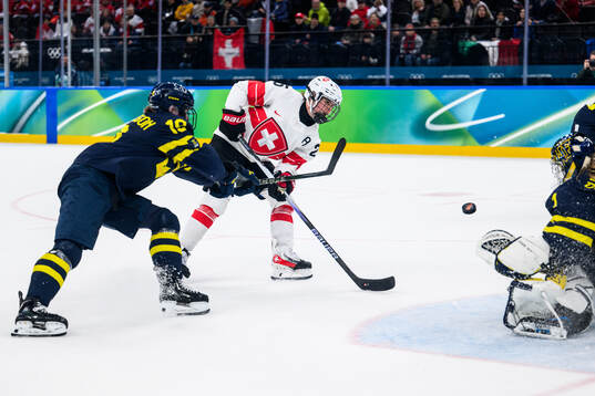 Alina Muller of Switzerland scores the winning goal