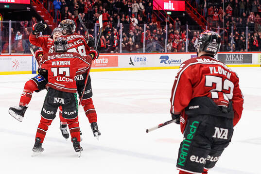 Örebros David Quenneville och Patrik Karlkvist jublar