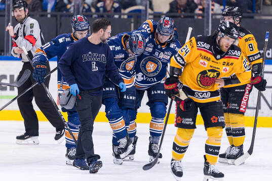 Växjös Sebastian Strandberg lämnar isen skadad