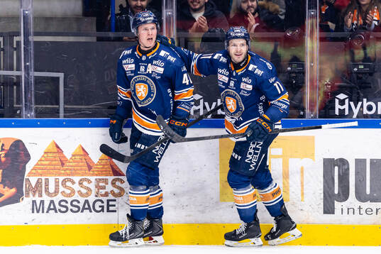 Växjös Dennis Rasmussen och Brogan Rafferty jublar