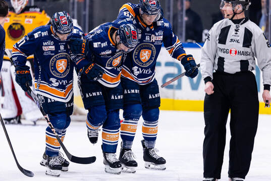 Växjös Sebastian Strandberg får hjälp av isen skadad