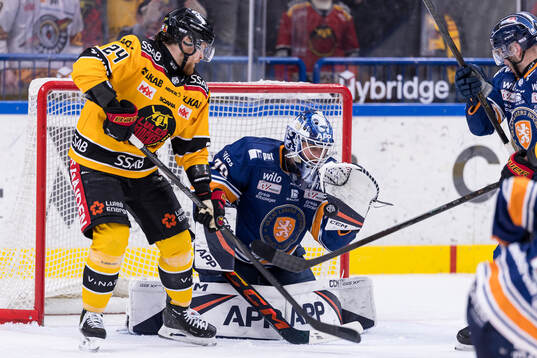 Luleås Brendan Shinnimin och Växjös målvakt Adam Åhman