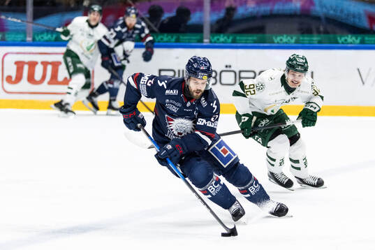 Linköpings Oscar Fantenberg och Färjestads Lucas Forsell