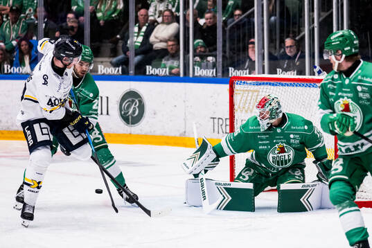 HV71s Oskar Stål-Lyrenäs och Rögles målvakt Arvid Holm