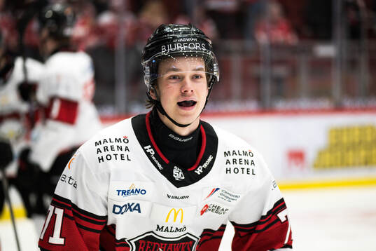 Malmö Redhawks Isac Nilsson jublar