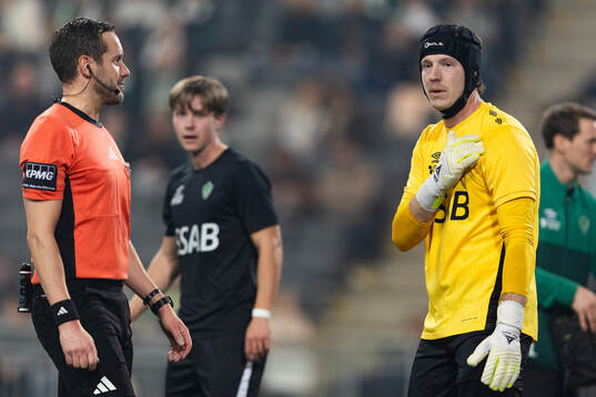 Domare Victor Wolf och Brages målvakt Viktor Frodig