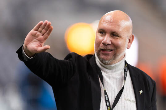 Hammarbys sportchef Mikael Hjelmberg innan fotbollsmatchen