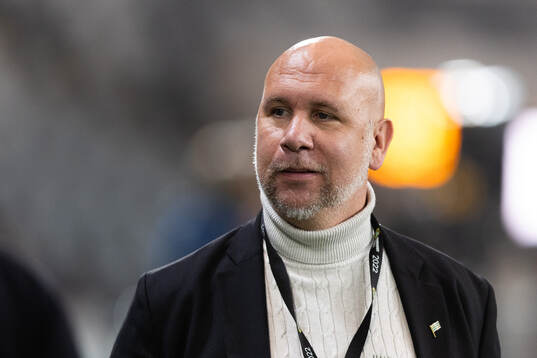 Hammarbys sportchef Mikael Hjelmberg innan fotbollsmatchen