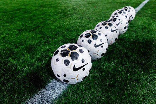 Fotbollar på konstgräs