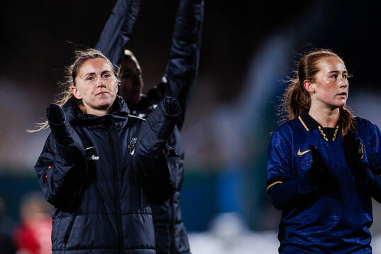 AIKs Adelisa Grabus och Ella Reidy applåderar publiken