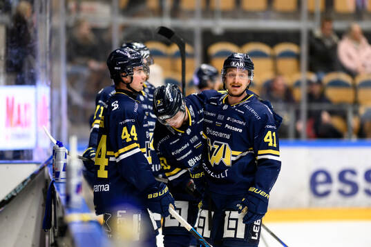 HV71s Riley Woods och HV71s Hugo Fransson