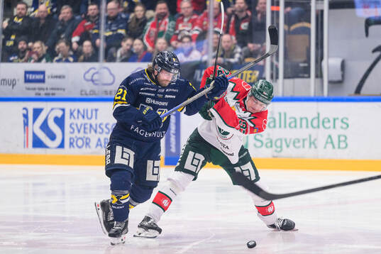 HV71s Mattias Tedenby och Frölundas Filip Cederqvist