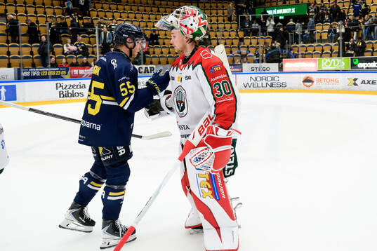 HV71s Andreas Borgman och Frölundas målvakt Tobias