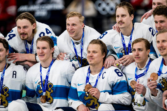 Mikael Granlund of Finland celebrates with his bronze