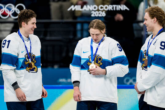 Oliver Kapanen and Joel Kiviranta of Finland celebrate with