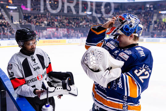 Domare Fredrik Rönnberg och Växjös målvakt Ludvig