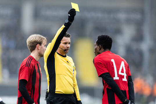 Östersunds Sunday Anyanwu får gult kort av domare Joakim