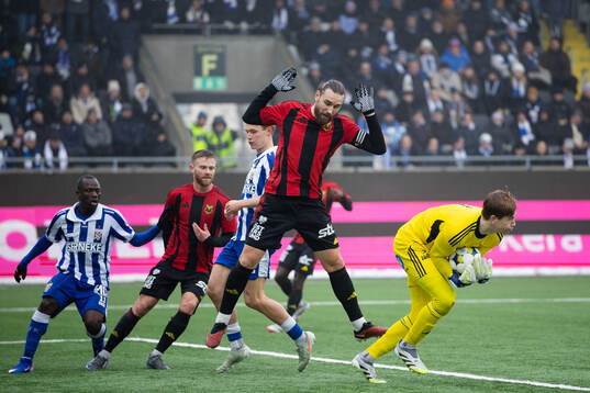 Östersunds Ali Suljic och målvakt Melker Uppenberg