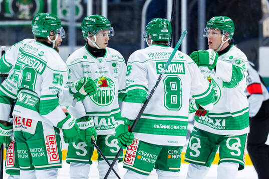 Rögles Linus Sandin jublar med lagkamrater