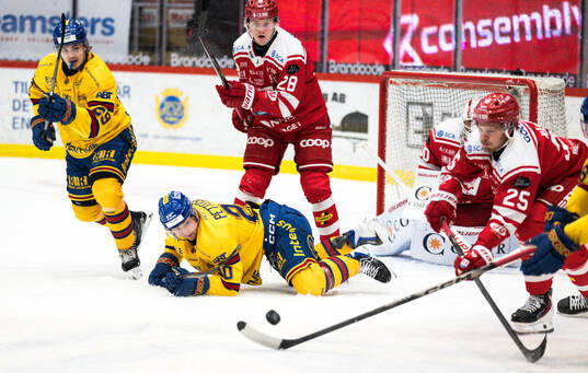 Djurgårdens Mathias Emilio Pettersen och Timrås Simon