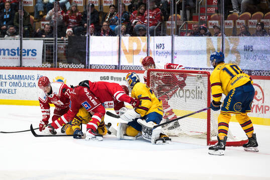 Timrås Marcus Westfält och Djurgårdens målvakt Daniel