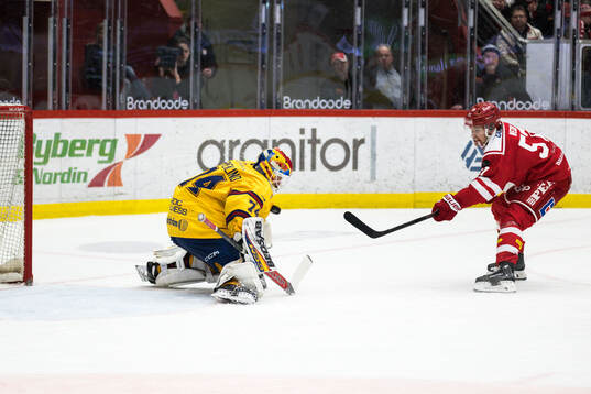 Timrås Anton Wedin och Djurgårdens målvakt Daniel