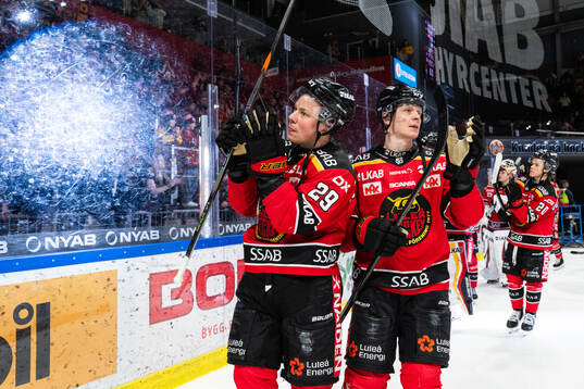 Luleås Erik Gustafsson och Otto Leskinen jublar