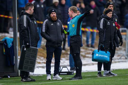 Östers IFs tränare Max Mölder och Domare Fredrik Klitte