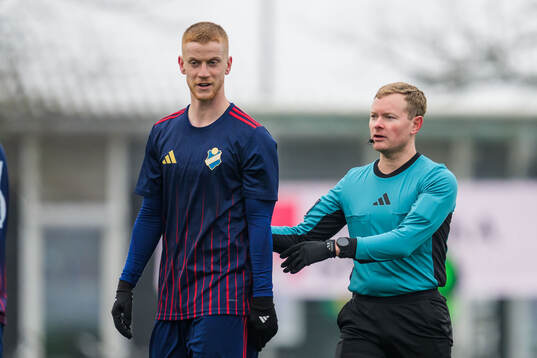 Östers IFs Daniel Ask och Domare Fredrik Klitte
