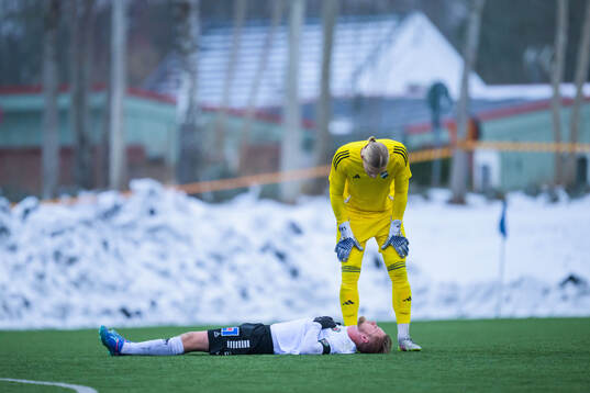 Örebros Karl Holmberg har ont