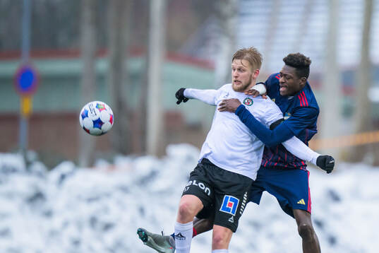 Örebros Karl Holmberg och Östers IFs Kingsley Gyamfi