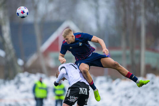 Örebros Karl Holmberg och Östers IFs Mattis Adolfsson