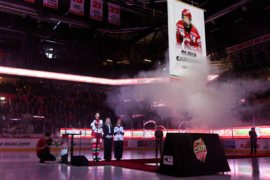 Modos tidigare spelare Olivia Carlsson hyllas med