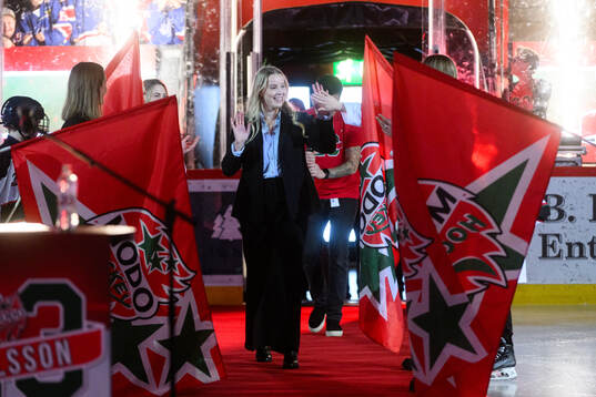 Modos tidigare spelare Olivia Carlsson hyllas med