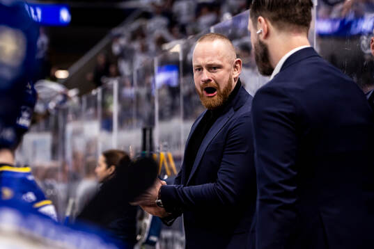 Leksands assisterande tränare Mattias Ritola jublar