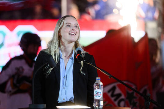 Modos tidigare spelare Olivia Carlsson hyllas med