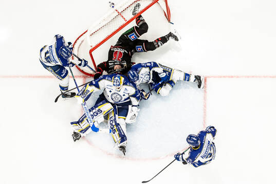 Leksands Max Veronneau och Leksands målvakt Marcus Gidlöf