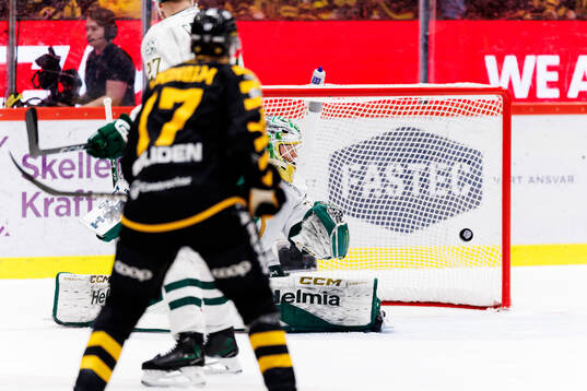 Skellefteås Pär Lindholm gör 6-2 bakom Färjestads