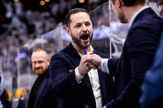 Leksands assisterande tränare Niklas Persson jublar