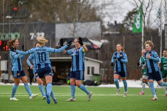 Djurgårdens spelare jublar med målskytt Therese Åsland