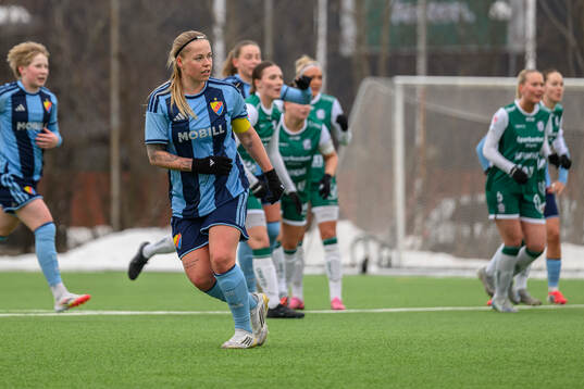 Djurgårdens Therese Åsland gör 0-1 på straff