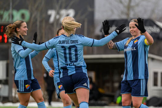 Djurgårdens spelare jublar med målskytt Therese Åsland