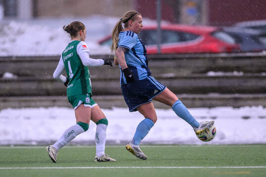 Alingsås Paula Silier och Djurgårdens Therese Åsland