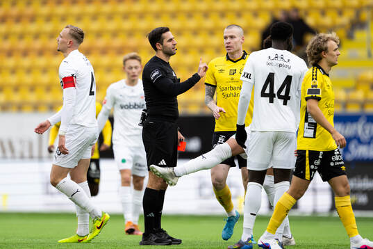 Helsingborgs Jakob Voelkerling Persson har fått rött kort