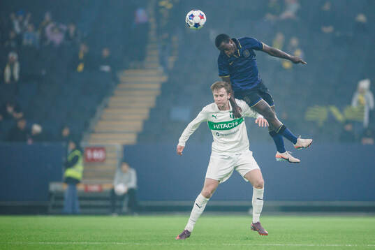 Västerås Karl Gunnarsson och AIKs Stanley Wilson Omondi