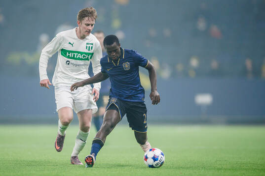 Västerås Karl Gunnarsson och AIKs Stanley Wilson Omondi