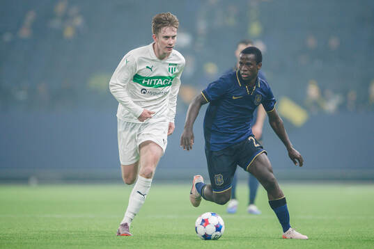 Västerås Karl Gunnarsson och AIKs Stanley Wilson Omondi