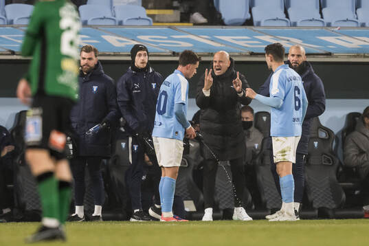 Malmö FFs huvudtränare Miguel Angel Ramirez i samtal med